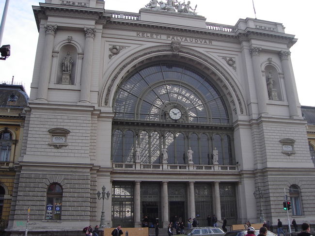 東駅正面、立派です。次はフォリントの調達、駅構内でATMを探すが見つからない。駅を出てもなかなか見つからない。結局、駅前の大通りを渡った所にATMがありました。（駅構内では怪しい両替商が多い。）