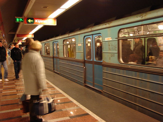 フォリント調達後、ブダペストカード（１日券）購入する為、地下鉄駅窓口に行くが長蛇の列。帰りの国際切符、両替、ブダペストカード購入でかなりタイムロスをしてしまい意気消沈。気を取り直して列車（青線）に乗ります。駅は綺麗だけどれ列車は古い。