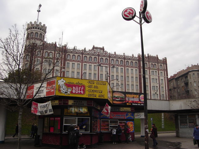 王宮の丘に行くのに、モスクワ広場駅に着きました。バスに乗らなくてはいけないのに、何故か路面電車に乗車してしまい、再び意気消沈・・・。戻ってきて今度はバスにて王宮へ向かいます。（どうも旅のリズムが良くない。）