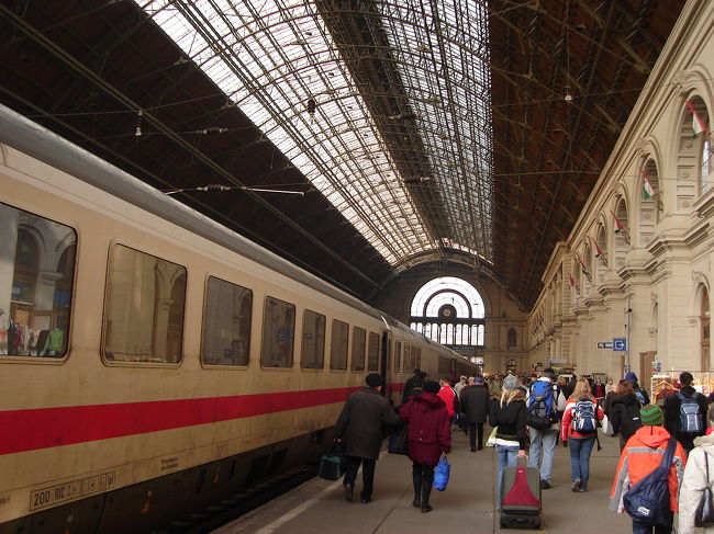 ブダペスト東駅AM9：08ほぼ予定時間に到着。到着前の車窓から、落書きが多く、朽ち果てた建物（屋根が無く木の骨組みが剥き出し）がありました。到着後、まずは帰りの切符を購入します。地下の切符売り場に並んだが、ここでは国際切符は売っていない。上階にあると聞いて行くと小さな旅行代理店で売っていました。（ウィーンで買うより安いとの情報より、タイムロスを考えるとウィーンで往復切符を買っておけば良かったかも？）