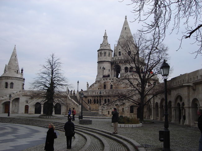 マーチャーシュ教会の脇にあるのに、色使い及びデザインは違うものですが、とてもこの関係はマッチしています。