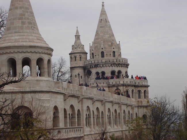 シンプルな色使いと砦のデザインが綺麗です。表現が難しいですが、マーチャーシュ教会は美しい、こちらは綺麗でしょうか！