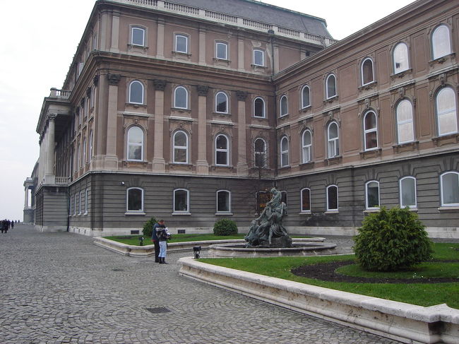 ブダ王宮内の国立美術館です。