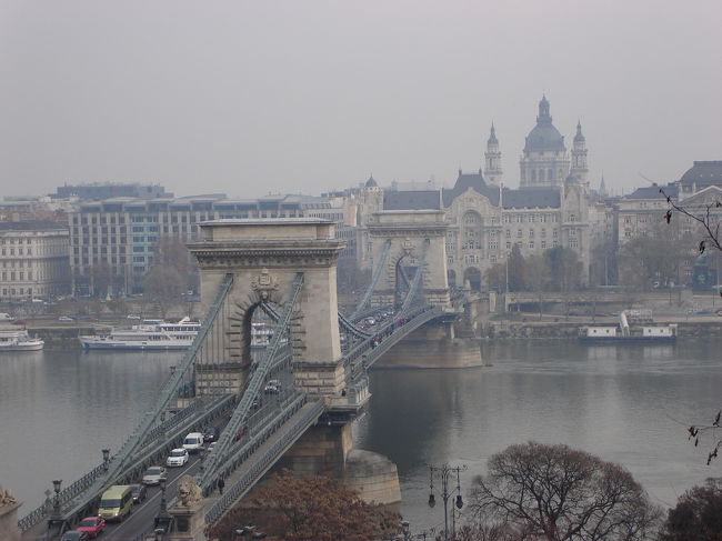 王宮を歩いて降りていきます。くさり橋、これまた美しい！！！奥にペスト地区フォーシーズンズホテルとイシュトヴァーン大聖堂が見えます。