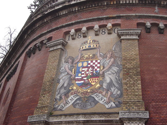 王宮から降りた所にクラーク・アーダム広場とケーブルカー乗り場があります。