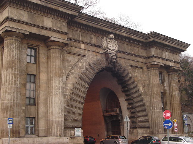 広場にある城郭地下を通るトンネル入り口です。交通標識は英語なんですね。この近くのバス停からバスに乗り、くさり橋を通ってペスト地区に向かいます。