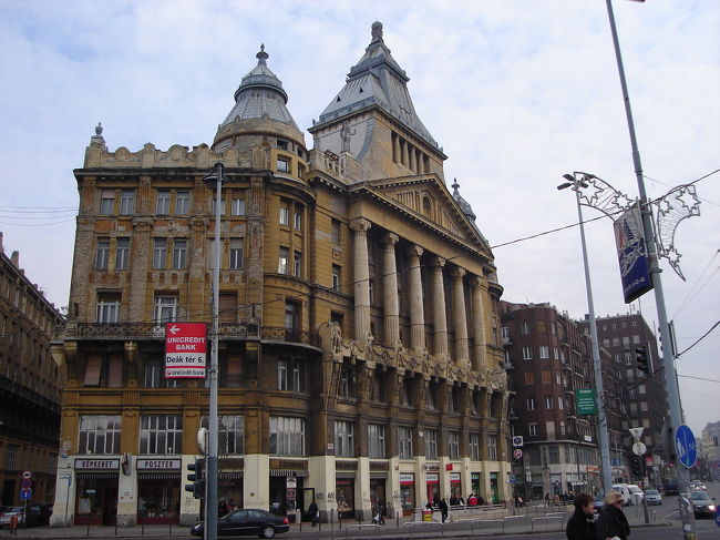 東欧らしい建物のデザインと色使いです。