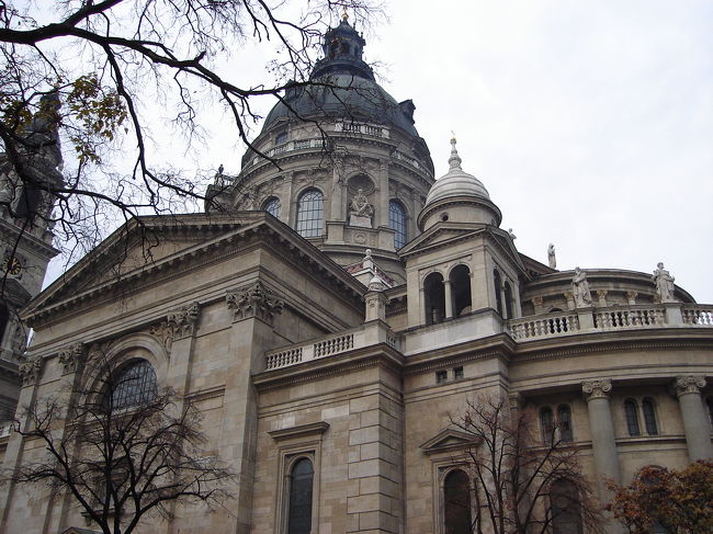 アンドラーシ通りを渡り、聖イシュトヴァーン大聖堂の裏側に着きました。