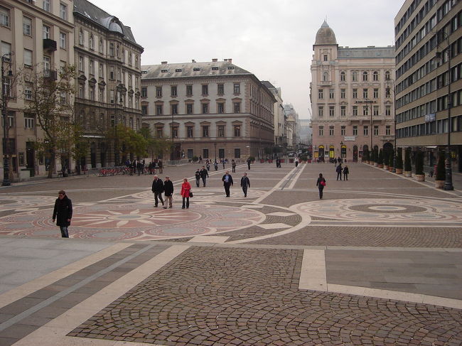聖イシュトヴァーン大聖堂前の広場、綺麗な模様です。
