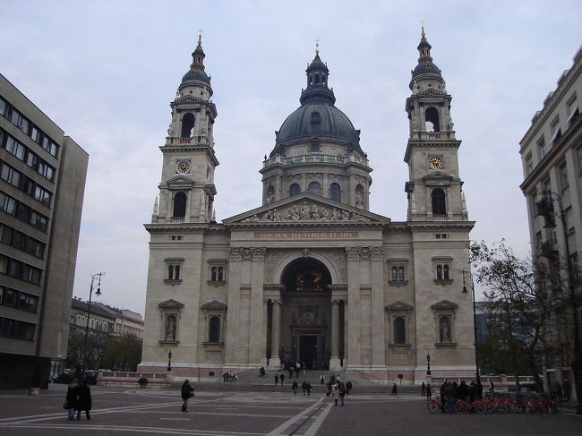 聖イシュトヴァーン大聖堂正面、写真では大きさが表現出来ていませんが、すごく大きい建物です。