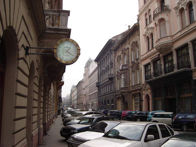 街中におしゃれな時計が見られます。