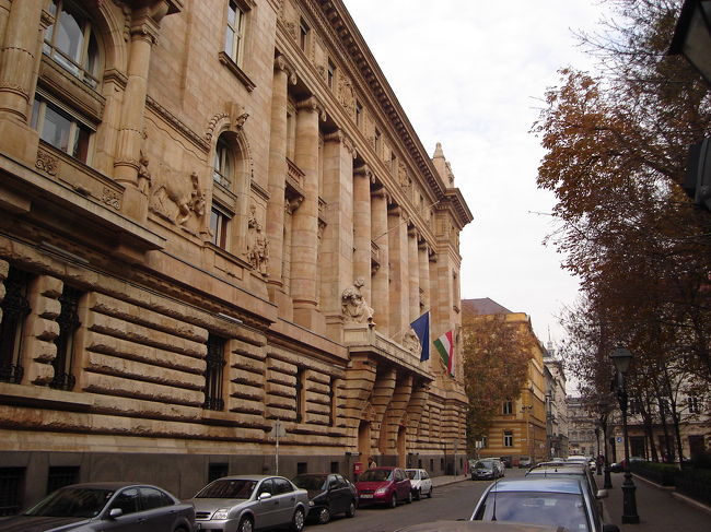 この建物は、自由広場近くにあります。