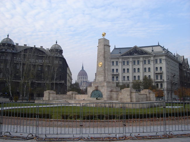 自由広場に着きました。記念碑の奥に国会議事堂がみえます。