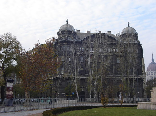 自由広場前の建物です。