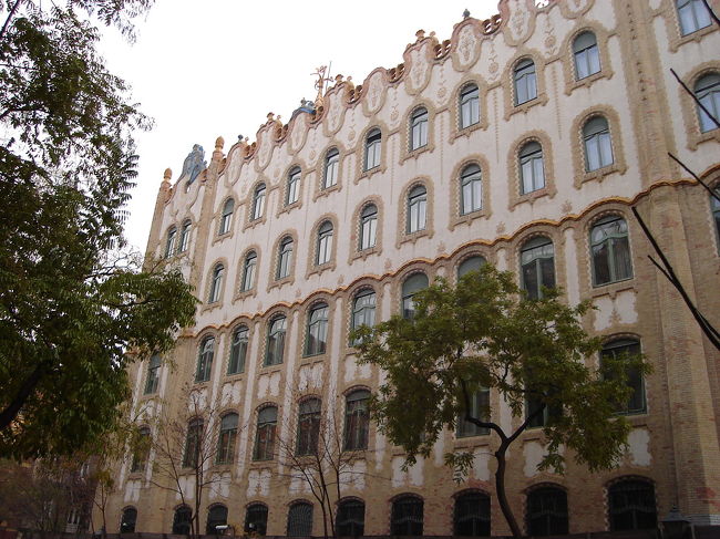 郵便貯金局に着きました。レヒネル・エデン設計　やわらかい感じの色使いで、綺麗な建物です。パラペット部の装飾が凝っています。