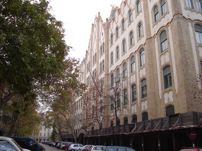 こちらが郵便貯金局の正面です。通りには人がいなくて、脇に警官がいたので怪しまれないよう・・「私は怪しい者ではありません」と思いながら