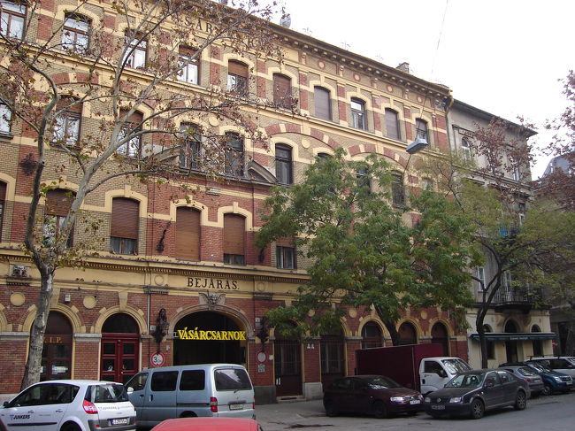 郵便貯金局２，３軒隣りの建物、こちらも色使いがおしゃれな建物です。