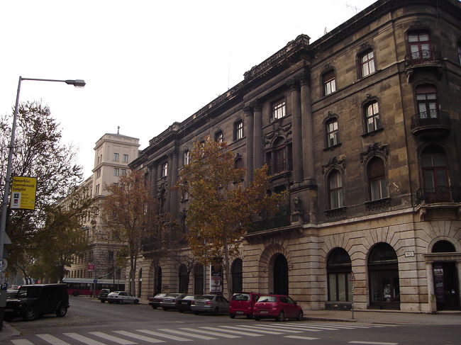 郵便貯金局から国会議事堂に向かいます。