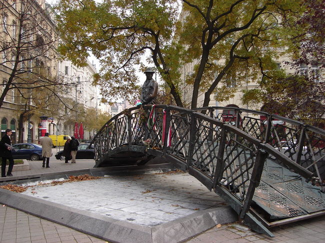 記念碑？実際使われていた橋？乗って記念撮影してる人がいました。