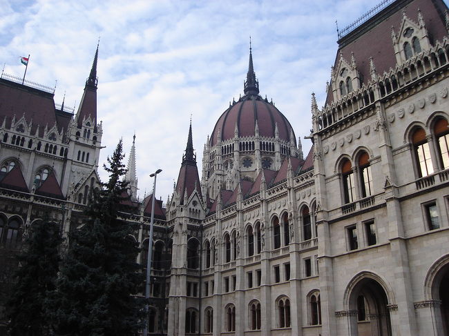 別の角度で、これまた美しい！！内部ガイドツアーがあるみたいですが時間の都合で移動します。残念！