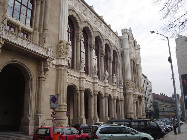 ヴィガドー　由緒ある劇場だそうです。近くにインフォメーションがあったので地図を貰ってきました。ヴェレシュマルティ広場にある地下鉄黄色線駅から英雄広場に向かいます。