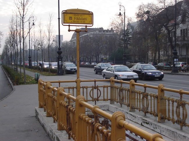 英雄広場近くのヘーシュク・テレ駅に着きました。反対側大通りを渡ると英雄広場です。