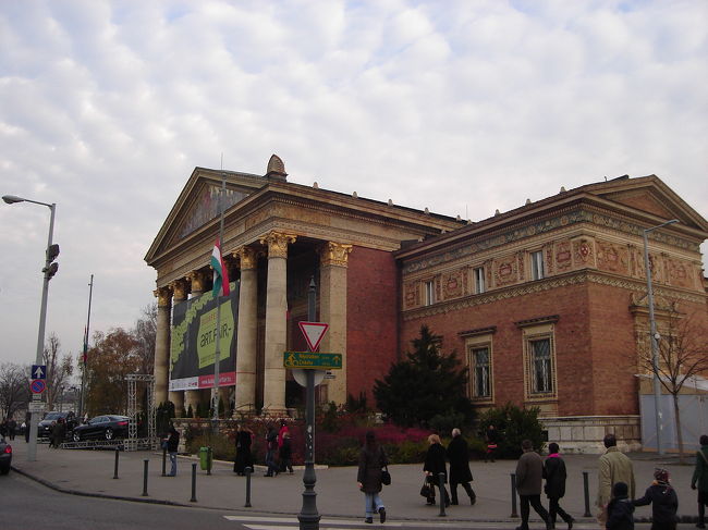 英雄広場右側にあるミューチャルノク　現代美術館です。