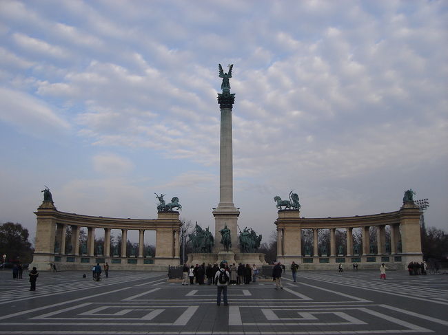 英雄広場正面　立派な記念碑があります。