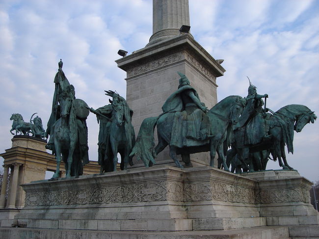 記念碑　マジャール人の部族長の像です。