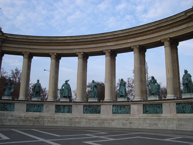 こちらは歴代の英雄像です。