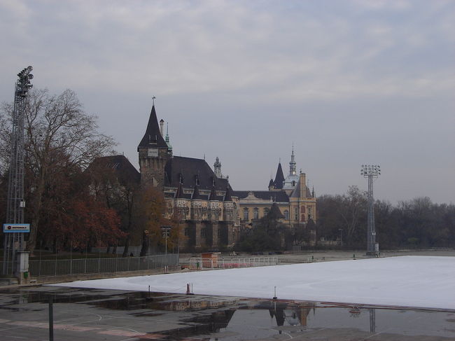英雄広場後ろにある市民公園に来ました。ヴァイダフニャド城が見えます。屋台でサンドイッチ買って遅い昼食です。（おいしかったが、ちょっと高かった。）