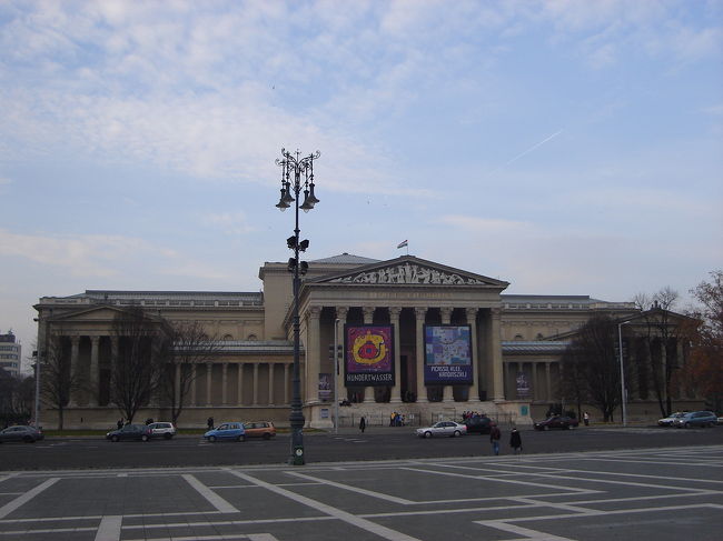 再び英雄広場、広場左側にある西洋美術館です。ウィーン建築家フンデルトヴァッサー展が行われていました。