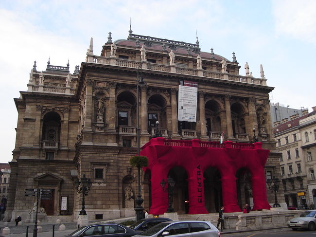 英雄広場から地下鉄黄色線に乗ってオペラハウスに来ました。オペラハウスもクリスマスバージョンです。