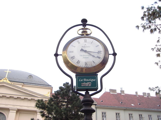 オペラハウスから再び地下鉄黄色線に乗って、ヴァーツィ通り付近に来ました。オシャレな時計です。時計巡りをしても楽しいかも！