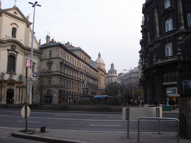 ブティックが多いヴァーツィ通りを通ってコッシュート・ラヨシュ通りに来ました。向い側にもおしゃれ建物が沢山あります。遠くに見える綺麗なドーム屋根が気になります。PM3：00頃ですが、早くも暗くなってきました。