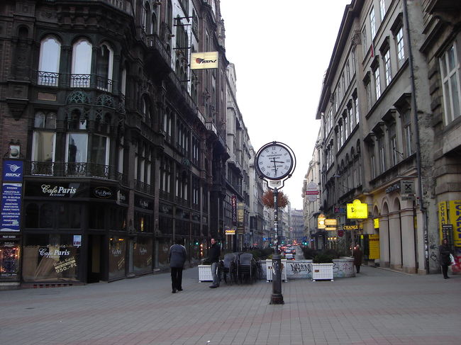 ヴァーツィ通り入り口　ここにもオシャレな時計が。このあと地下鉄赤線に乗って工芸美術館に向かいます。日が短い・・（暗くなるのが早い・・）　急がないと！