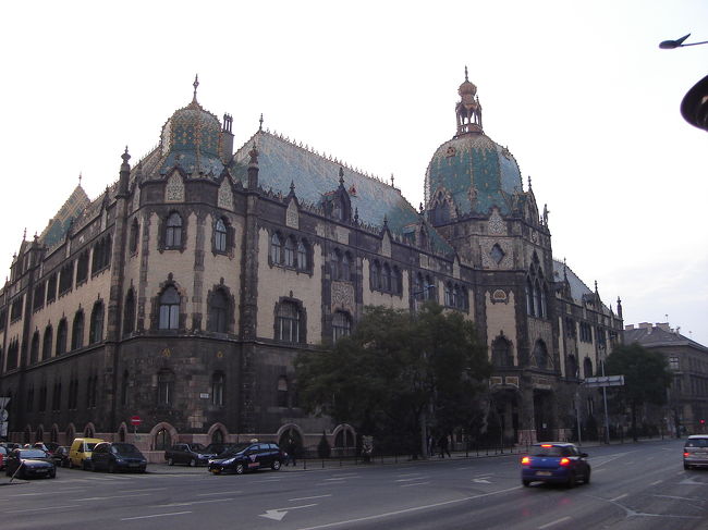 地下鉄赤線フィレンツ・ケルート駅降りて、工芸美術館に着きました。郵便貯金局と同じレヒネル・エデン設計。これまた素晴らしい建物です。
