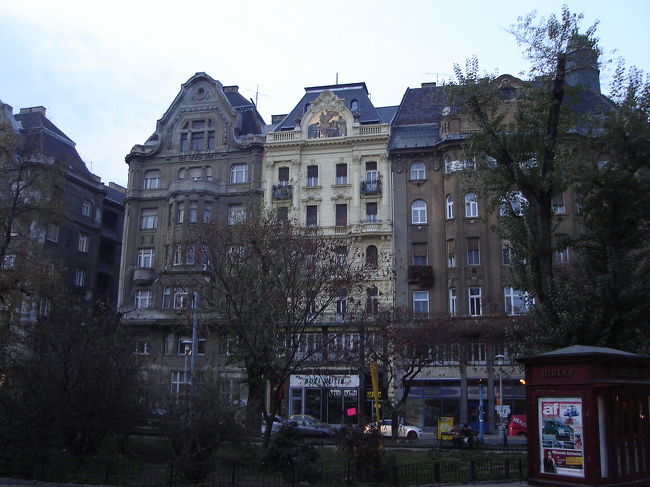 中央市場前の建物です。だいぶ暗くなってきました。