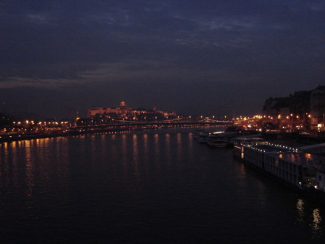 気を直して、ゲッレールト温泉に向かいます。自由橋を渡ります。（工事中で歩道が狭く怖かったです。）橋の途中で夜景を！遠くにブダ王宮とくさり橋が見えます。