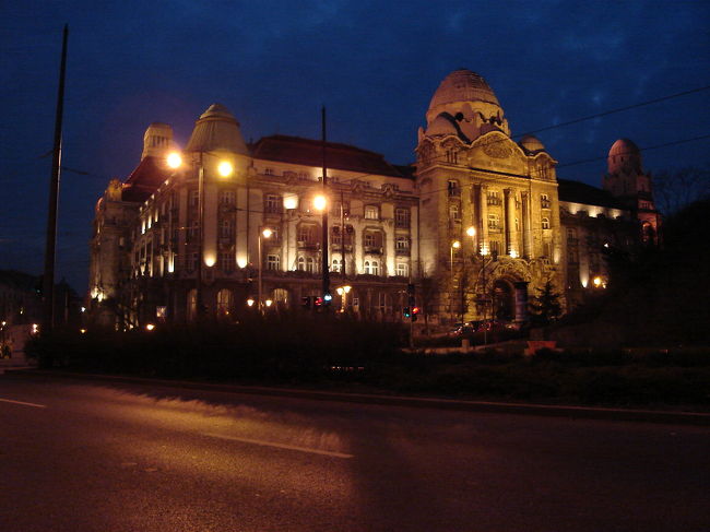 自由橋を渡った所にゲッレールト温泉があります。