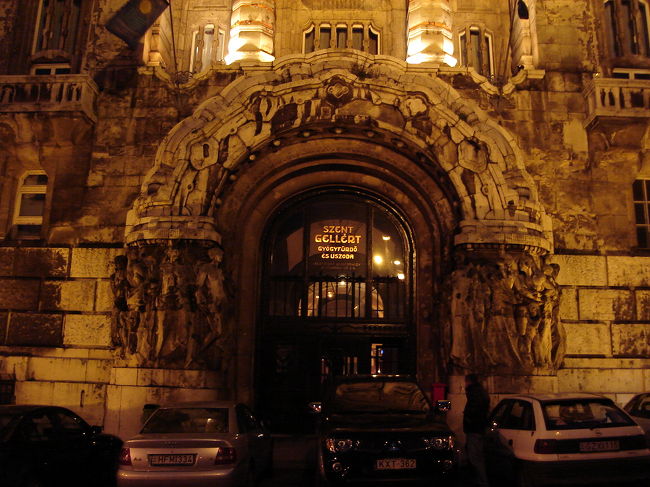 こちらがゲッレールト温泉入り口です。このあとは、ペスト地区のドナウ川が見えるレストランで食事。東駅に向かいます。フォリントが残っていたので、東駅近くのスーパーで土産のチョコレートを購入。（オーストリアのチョコレートを頼まれていたが・・黙っていれば・・・）　東駅発　PM19：10　EC40にてウィーンへ戻ります。途中何度も列車が止まり、ウィーン西駅予定PM22：10がPM23：00頃到着しました。明日は再びウィーン散策です。