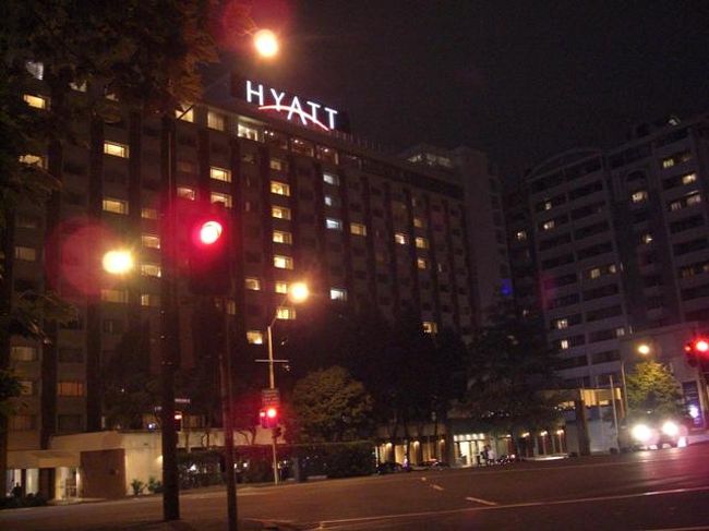 乗船日の前泊はハイアットでした。<br />繁華街にも近く、少しだけ夜にも散策に行きました。<br />