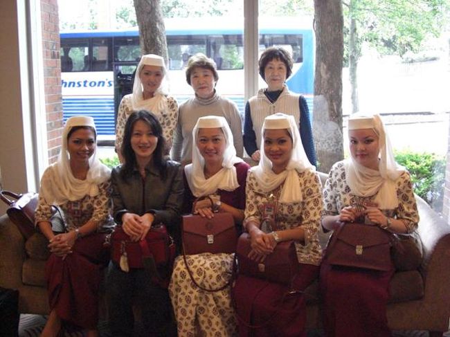 同じホテルで宿泊していたブルネイ航空の乗務員の人たちと。美人が多い。