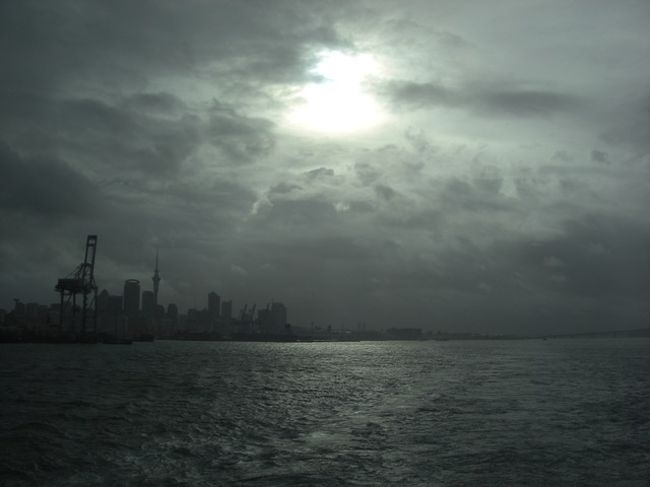 オークランドの町が離れていく。<br />幻想的な風景