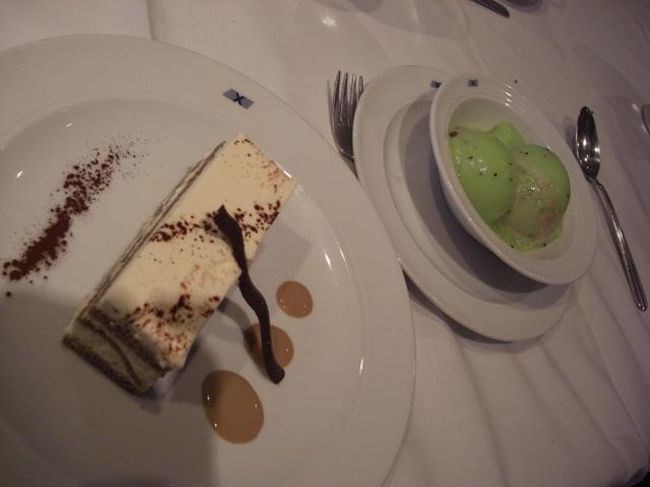 食後のデザート。<br />毎晩フルコースで、太ること必至。<br />体重管理はほっといて、さぁとことん食べましょう。