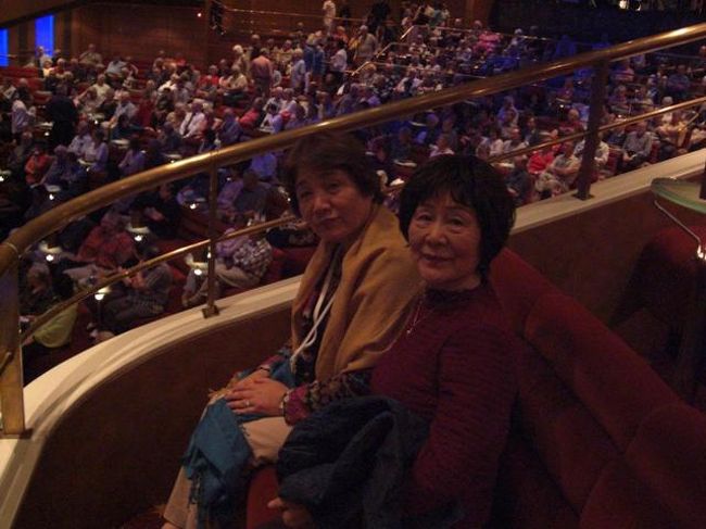 食事代もショーも込みのツアー代金だから、意外とリーズナブルだといつも感じる。<br />なんで、みんな「クルーズって高い」て思うんだろう。<br />