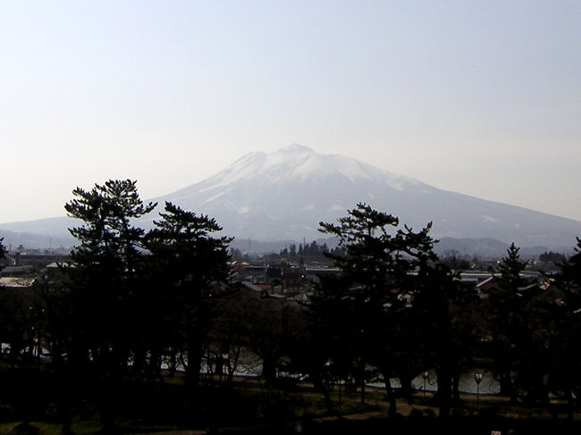弘前城は見晴らしが良くて、雪をかぶった岩木山がよく見えた。 <br /><br /><br /> 　<br /><br /><br /> <br />　　　　　　　　<br />　　　　　　　　　　　　