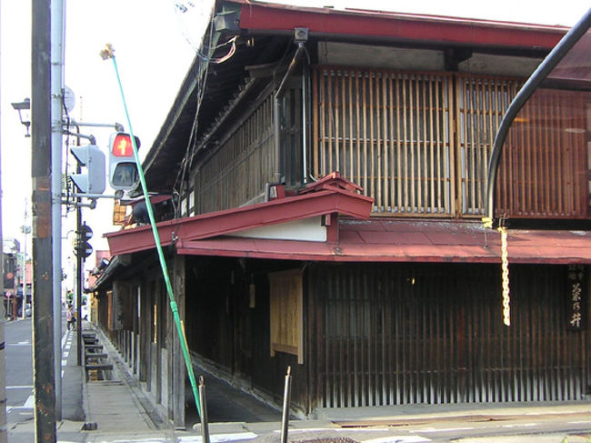 黒石<br />中町こみせ通りという古い商店街の町並みに寄った。殆ど人を見かけず、車もあまり通らずひっそり・・。<br />商店街の建物には降雪に備えて軒下に屋根が作られていていた。<br />そんな建物のひとつの造り酒屋を見学。