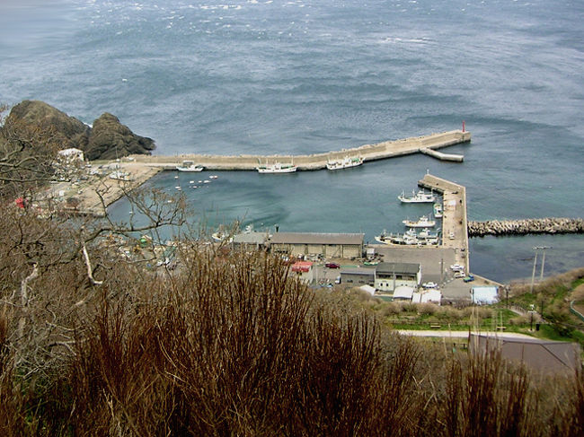 灯台のところまでは急な坂道。立っているのがやっとの強風！ちょっと間違えれば断崖絶壁から荒波の中に吹き飛ばされてしまいそう