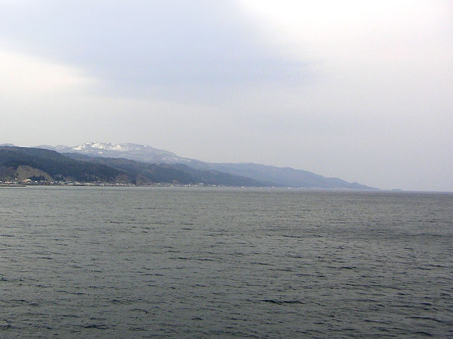 蟹田という小さな港から船で下北半島へ渡った。<br />青森湾はわりと穏やかで濃い群青色の海に真っ白いしぶきが綺麗。<br />はるか彼方に竜飛岬が見えた。<br />津軽半島をどんどん離れ、遠くにはうっすら北海道。